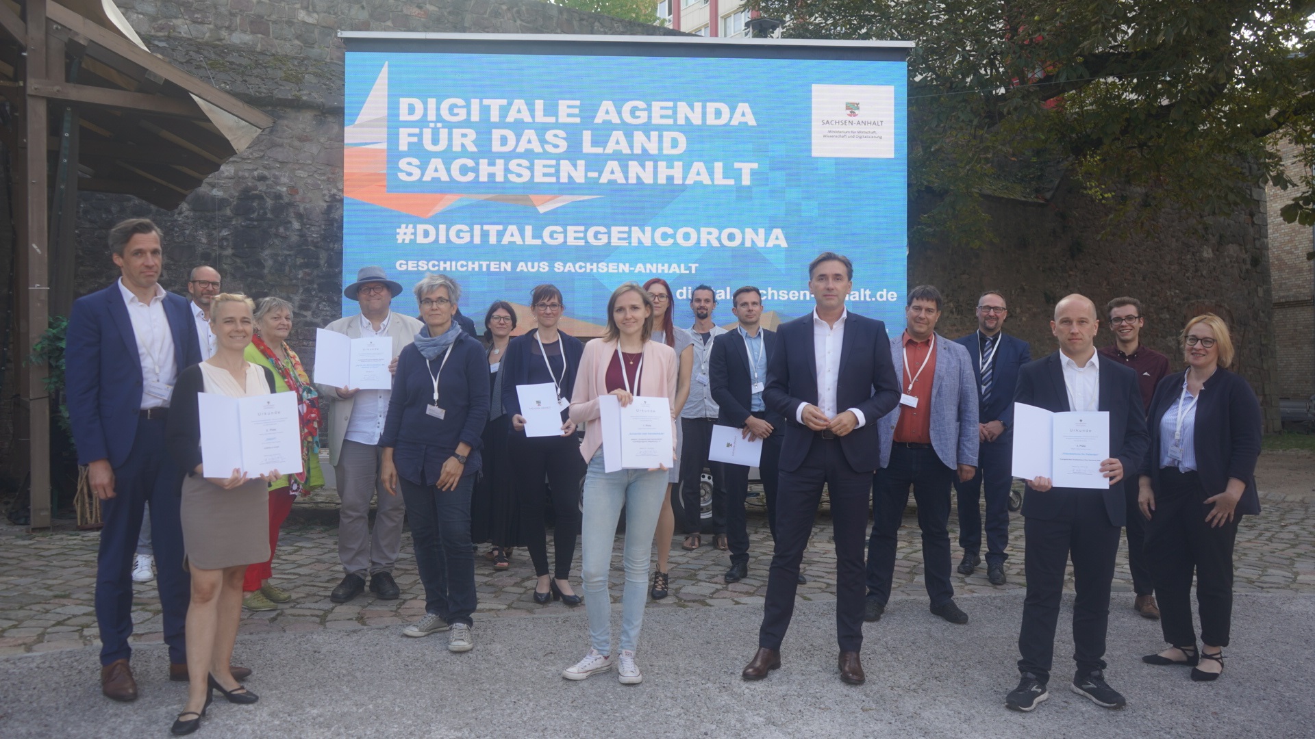 Staatssekretär Thomas Wünsch (Mitte) zeichnete die Preisträgerinnen und Preisträger im Wettbewerb #DigitalGegenCorona des Wirtschaftsministeriums aus
