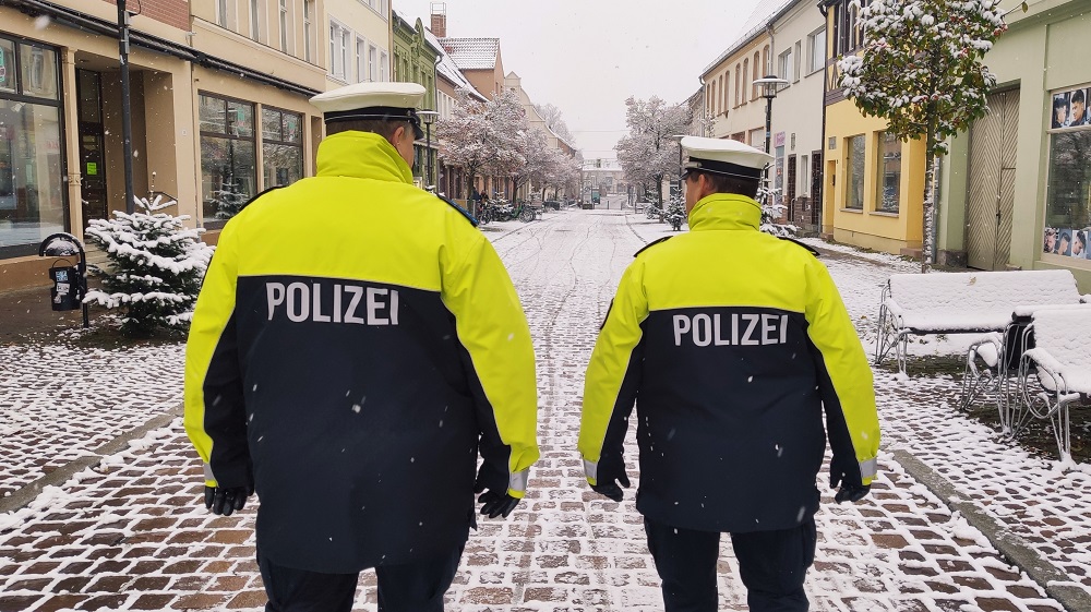 Die Regionalbereichsbeamten Polizeihauptkommissar Henry Rosner und Polizeihauptmeister Lutz Richter auf Fußstreife in der Gardelegener Innenstadt.