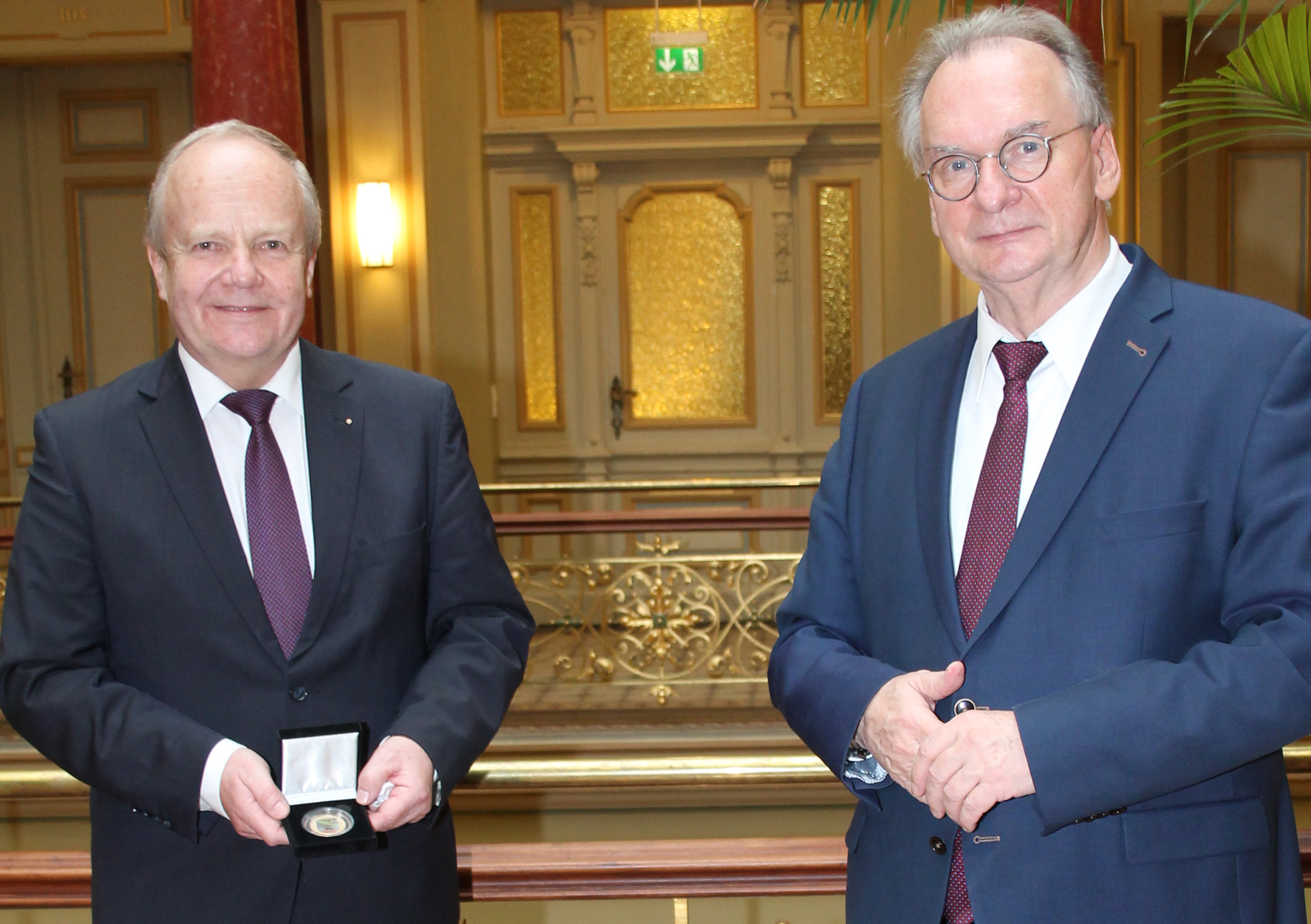 Dr. Klaus Klang erhielt zum Abschied die Ehrengabe des Ministerpräsidenten Dr. Reiner Haseloff. Foto: Staatskanzlei Sachsen-Anhalt