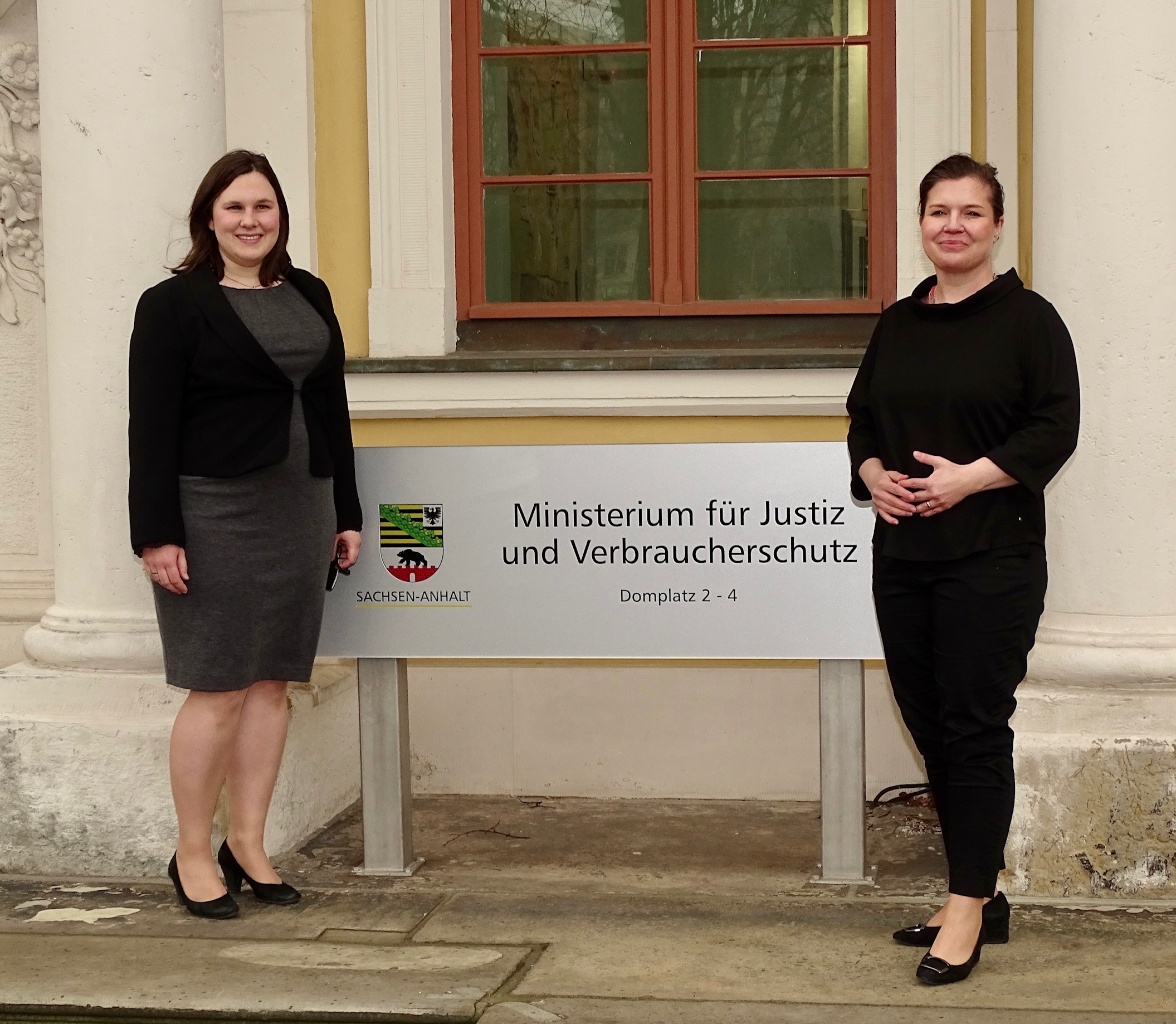 Sachsen-Anhalts Justizministerin Franziska Weidinger (re.) gratuliert der Absolventin Johanna Decher zum erfolgreichen Abschluss und zur Spitzennote