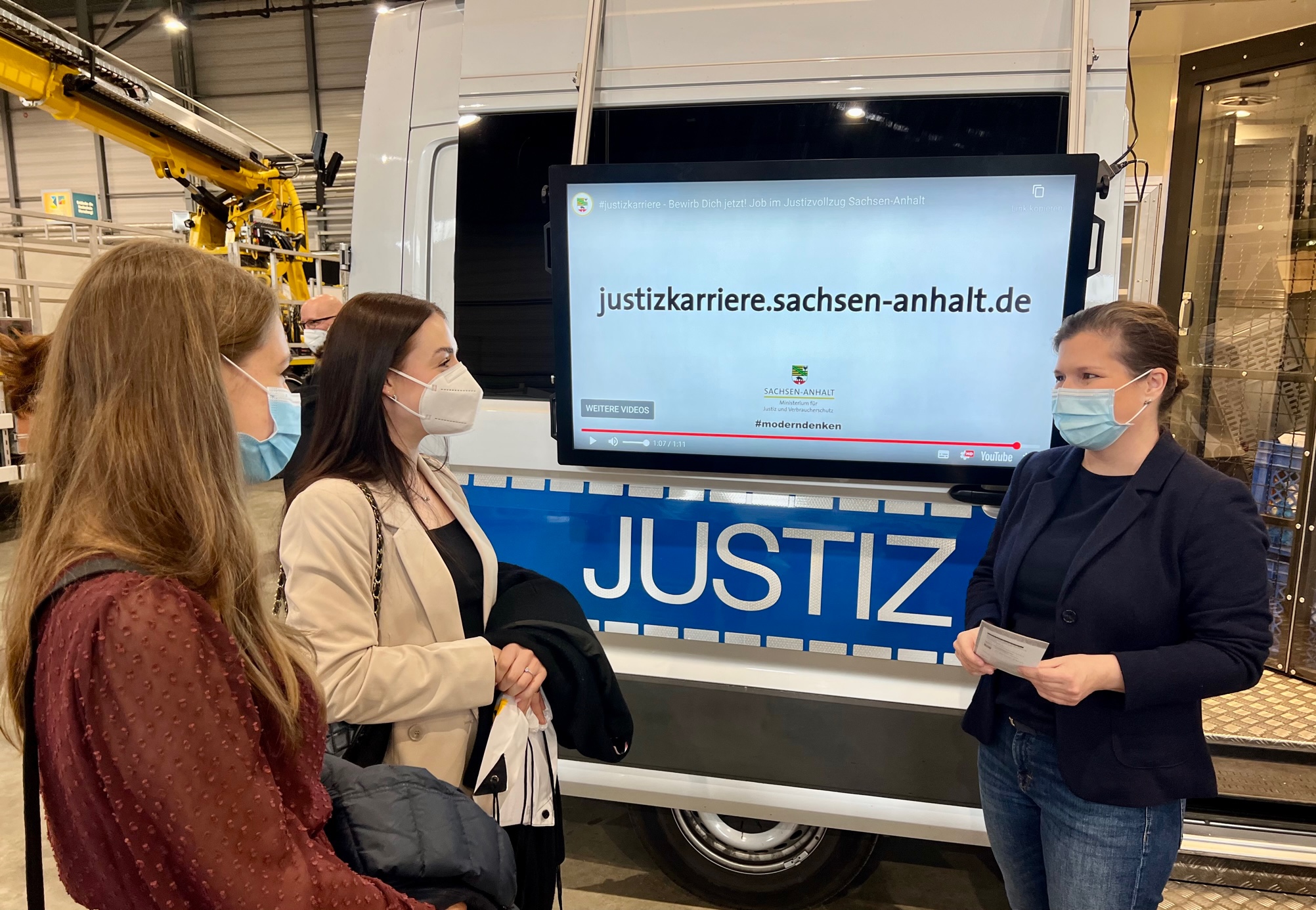Justizministerin Franziska Weidinger (rechts) im Gespräch mit interessierten Besuchern auf der Berufsmesse "Chance" in Halle (Saale)