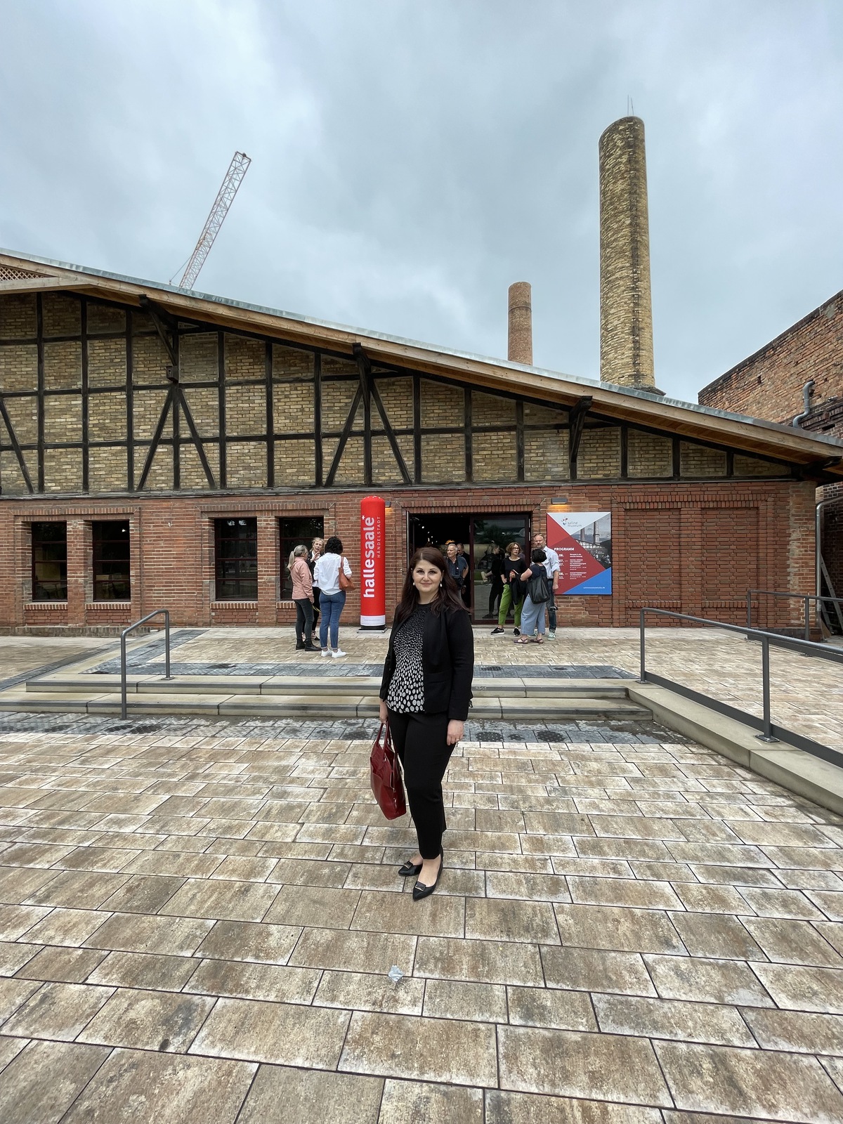 Die Vizepräsidentin Yana Mark vor der Großsiedehalle der Saline in Halle (Saale)