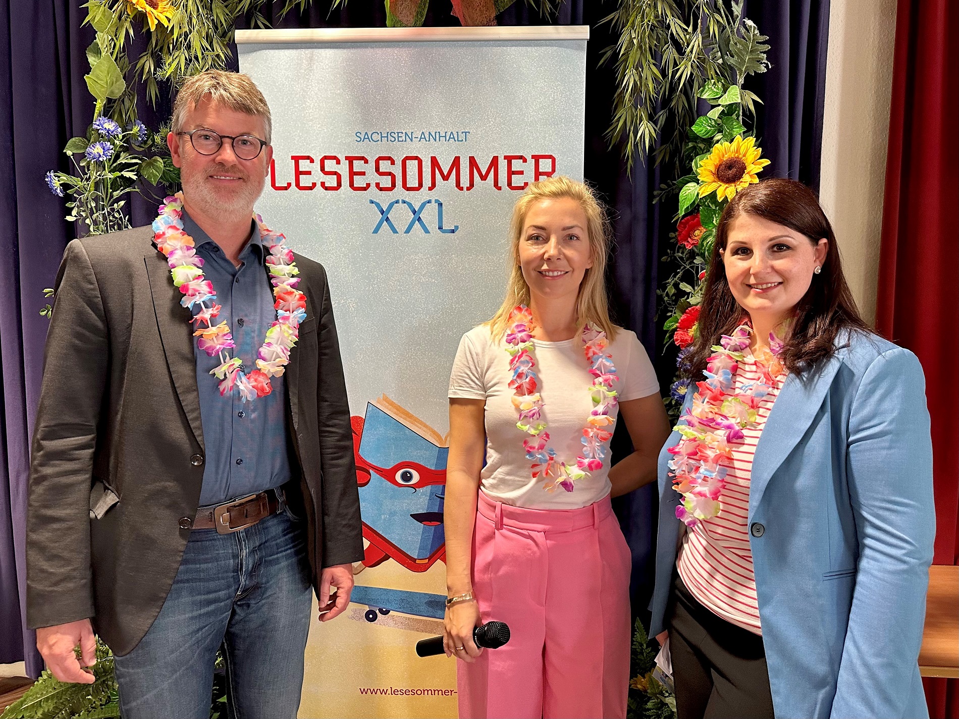 Bürgermeister von Braunsbedra Steffen Schmitz, Moderatorin Sissy Metzschke und die Vizepräsidentin des Landesverwaltungsamtes Yana Mark bei der Eröffnung des LesesommersXXL