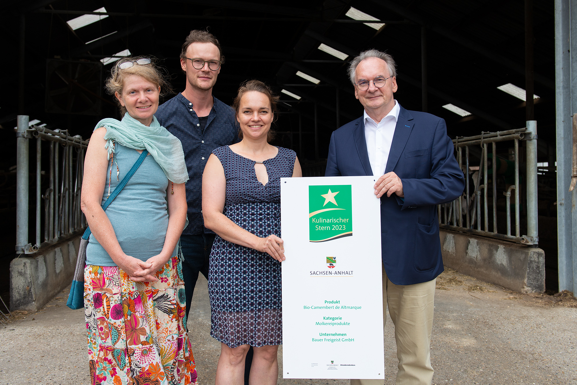 v.l. – Anja Schnellbeck, Tilmann Dreysse und Linda Becker von Bauer Freigeist mit Ministerpräsident Dr. Reiner Haseloff (Bildquelle: AMG Sachsen-Anhalt, Sandra Eichler)