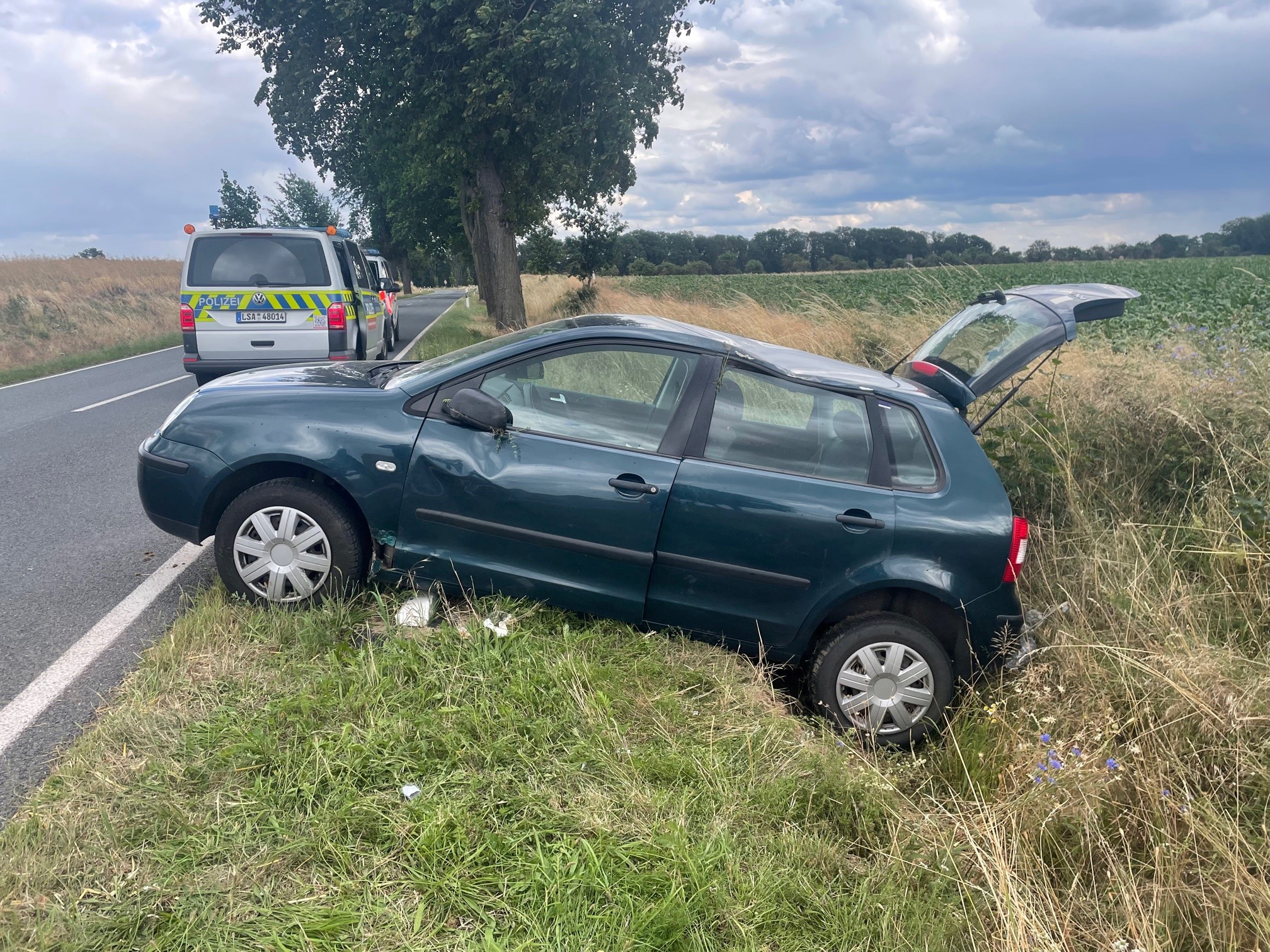 Fahrzeug nach Überschlag im Straßengraben