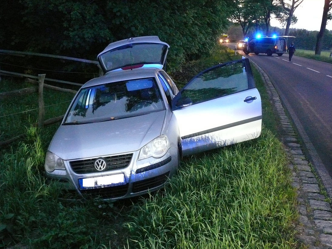 Fahrzeug landet nach Flucht vor der Polizei im Straßengraben