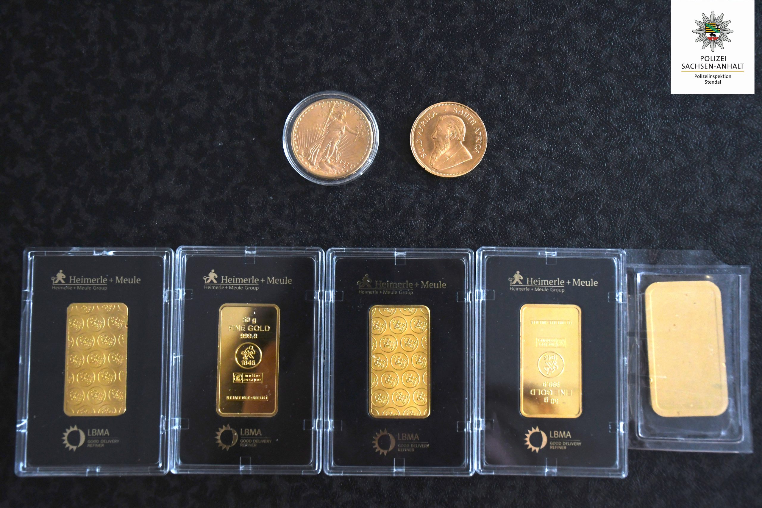 Sichergestellte Goldmünzen und -barren