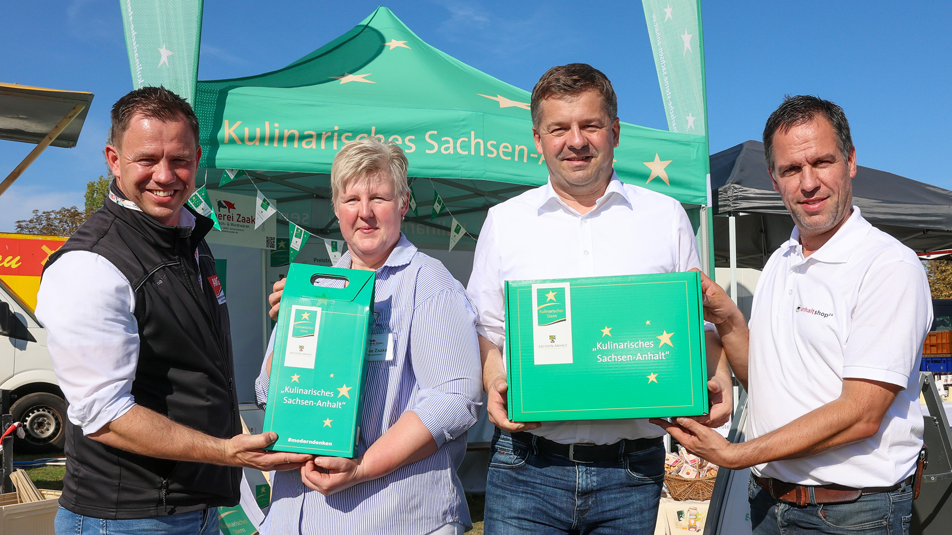 die kulinarische Sternebox wir auf dem Landeserntedankfest von Landwirtschaftsminister Sven Schulze (2. v. r.) präsentiert