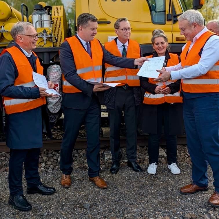 Minister Sven Schulze (2.v.l.) übergibt Förderbescheide an Christoph Hansel, Geschäftsführer der Infra-Zeitz Servicegesellschaft mbH (links im Bild), an Landrat Götz Ulrich (Burgenlandkreis) (rechts im Bild) und an Christian Thieme, OBM der Stadt Zeitz (3.v.l.)