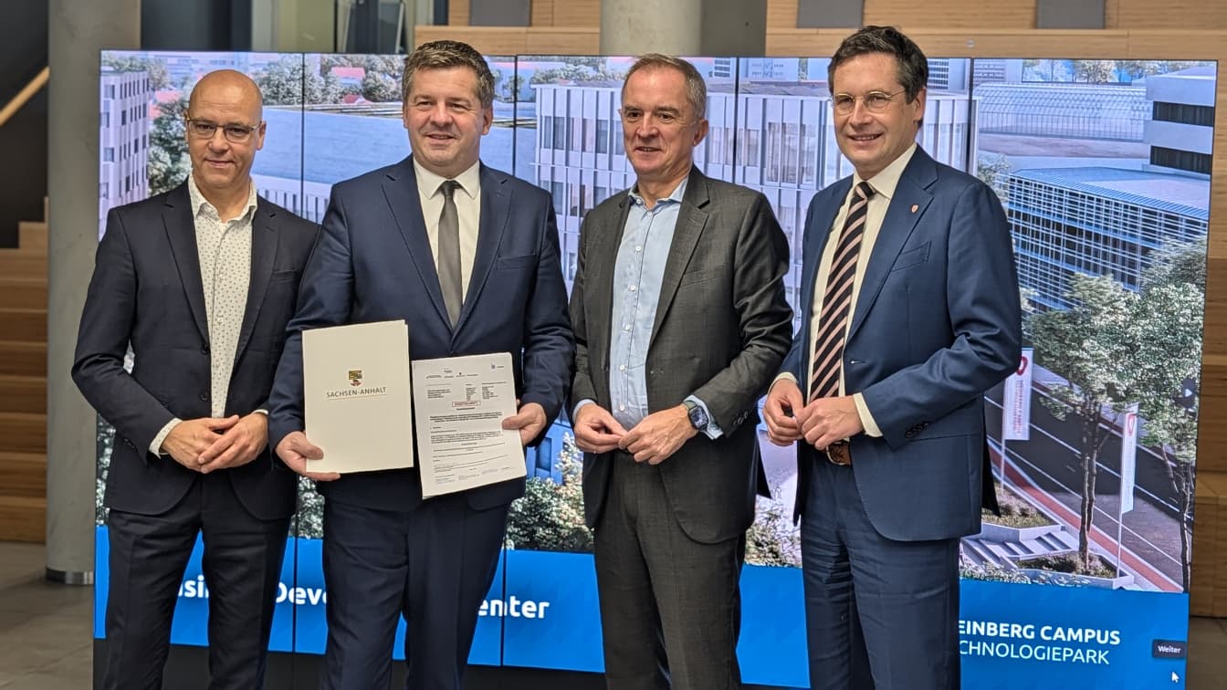 Gruppenfoto im Rahmen der Übergabe des Zuwendungsbescheids für das Business Development Center auf dem Weinberg Campus in Halle (Saale)